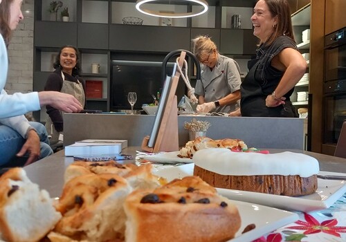 23.11.25 Food & Art experience day_NEFF oven demo with Jo Barwick, Sarah, and customers_ed